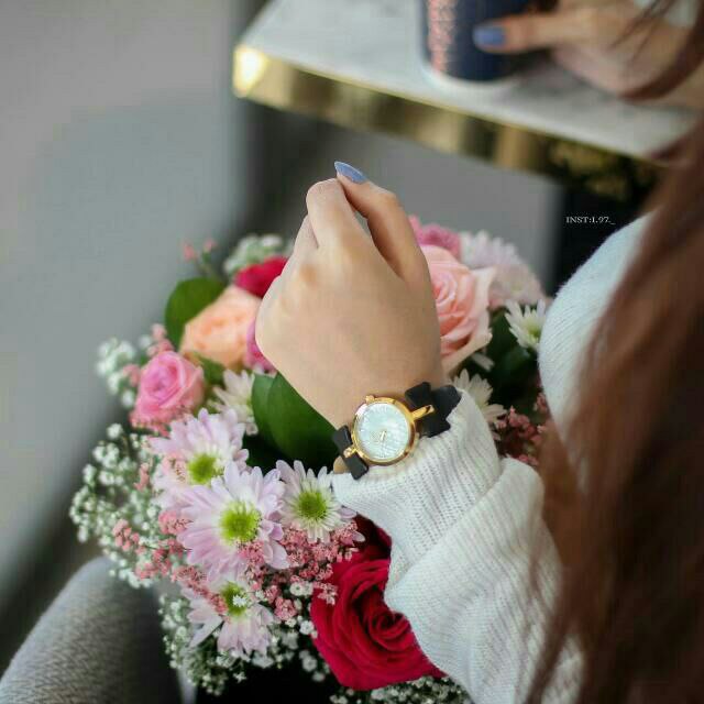 ماكــل  إنســان  يقــدر  يــسكـن أعمــاقي 
إلا أنـت مـن يـوم شفتــك وأنـت تسكــني 
عطيتــگ  الغــلا والإحســـاس   والبـــاقي 
الـلهفــه  الــلي عــلى لقـيــاك تسبقنــي ♥️