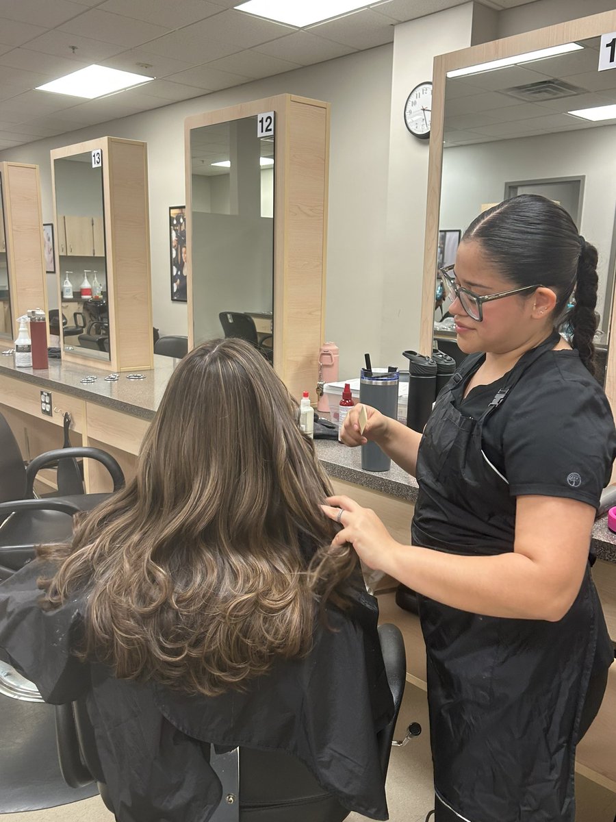 WakeTechWCE's tweet image. Absolutely stunning! #WakeTech Cosmetology student did an amazing job on this client’s hair. @waketechcc @WakeTechWCE