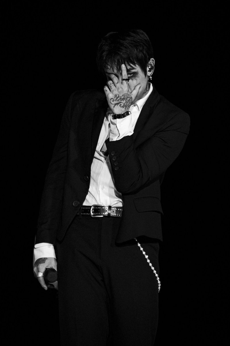 Every cheer, every note, every shared moment became a thread woven into the night. It wasn’t just about the music it was about feeling alive. The laughter, the chaos, the echo of voices singing in the dark it all painted a picture that words will never fully capture.