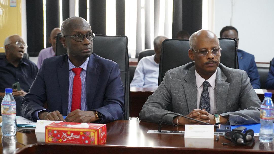 Ont également pris part à cette réunion S.E Monsieur Said Nouh Hassan, Ministre de l’Intérieur, S.E Docteur Ahmed Robleh Abdilleh, Ministre de la Santé ainsi que Monsieur Ibrahim Elmi Mohamed, Secrétaire général du Ministère de l’Agriculture.2/3