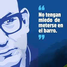 “Con un oído en el pueblo y otro en el Evangelio”, Monseñor Angelelli hizo de su fe un acto de amor y rebeldía. No se quedó en los templos: salió a las calles, caminó con los trabajadores, alzó la voz con los que no eran escuchados.

Lo mataron por animarse a decir la verdad en