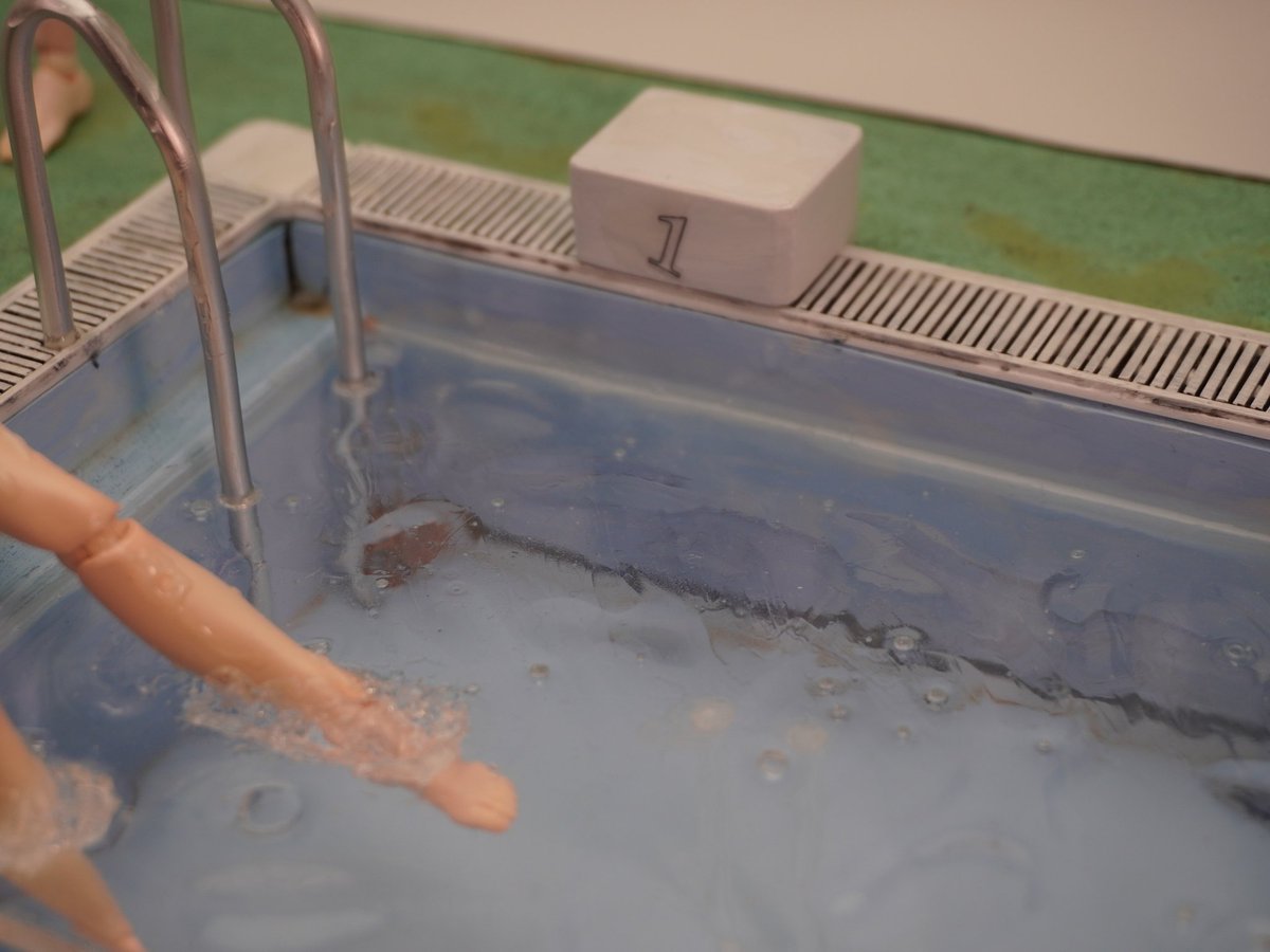 投稿サボっていた作品シリーズ②
30MSのディオラマプールです。水着は足のみをリリララのサイズに合わせ低身長化。
プールは100均やプラ棒で全自作です(˙◁˙)b
水面は透明プラ板の上にUVレジンで波を付け、最後にスケールモデルで使われているウォーターエフェクトを全面に使っています。
#美プラ
