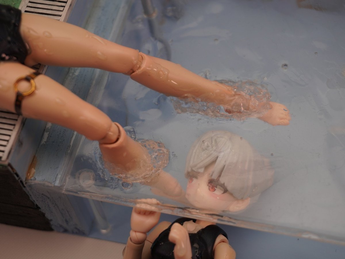 ちなみに水面下の隙間はこうやって遊びます(˙◁˙)