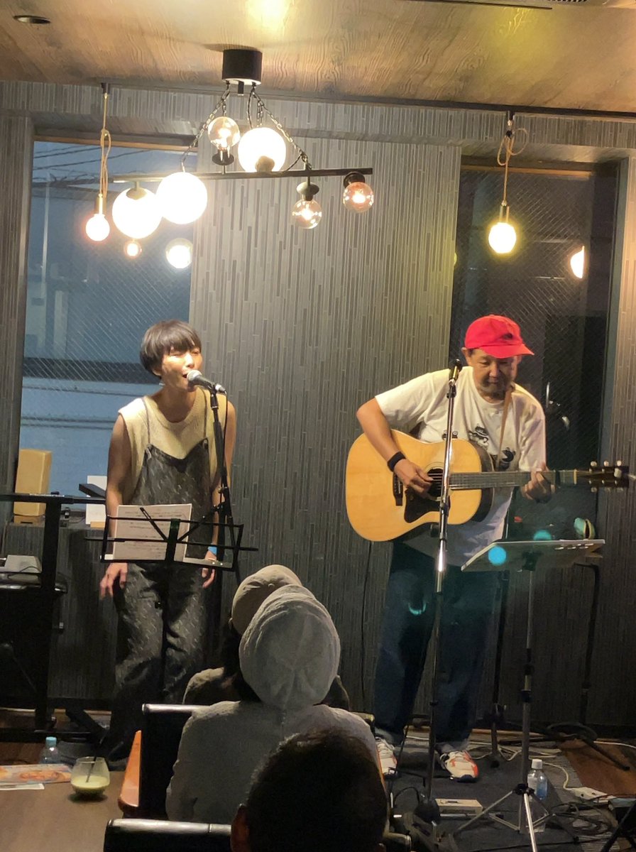 月曜日の夜を灯して
オープンマイクではなくライブ🎸

#井上ヤスオバーガー さん
#拝郷メイコ さん

もんりぃさんとの付き合いの長いお2人
愛情溢れる素敵なライブでした✨

しっかり復活して
改めてライブしてもらいましょうね！
もんりぃさん！！