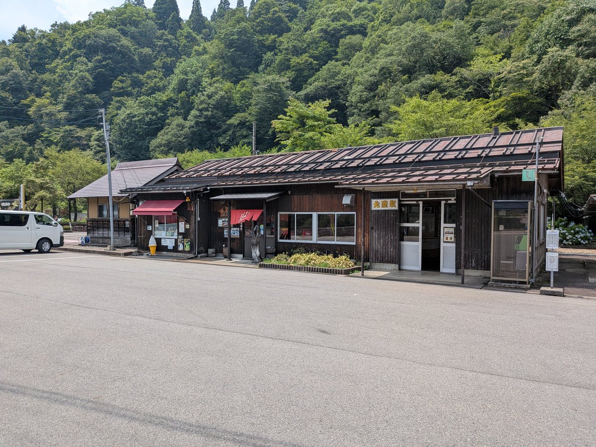teraszyb's tweet photo. 長良川鉄道北濃駅
ここから福井県まで延伸する計画があったとか。
とてものどかな終着駅。 https://t.co/MCvGk6hQSX