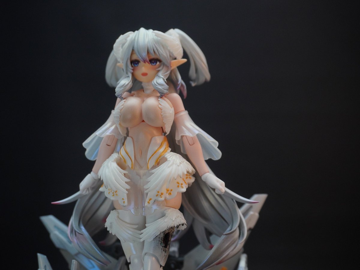 投稿サボっていた作品シリーズ③
最後は最終兵器彼女をイメージしたメカバレ系。
「グサグサちゃん」です(˙◁˙)
地面は道路の路面が溶けているイメージで、100均のコルク粘土を使ってます。武装、ボディ、髪はディーラーパーツを使ってます。(1/2)
#メガミデバイス