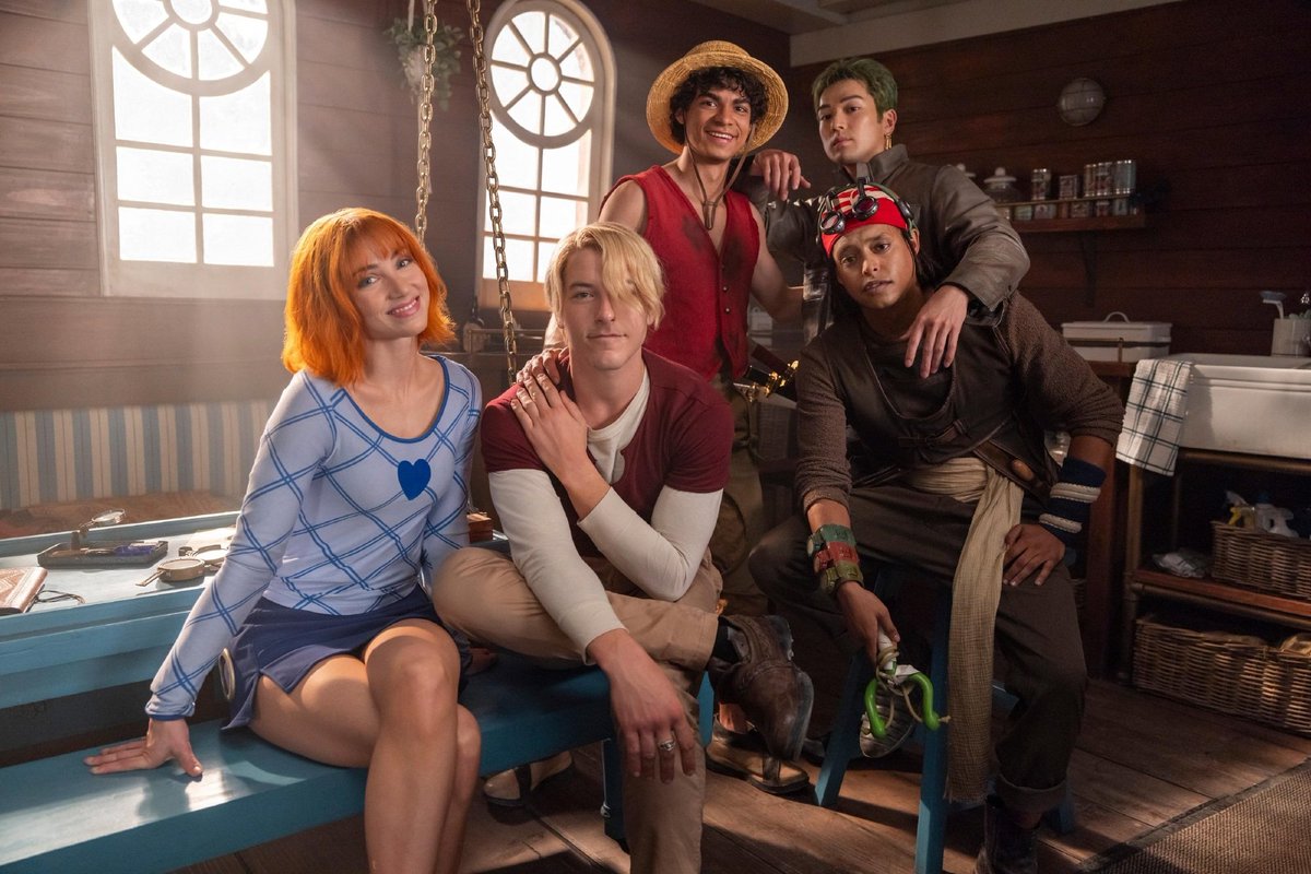 pewpiece's tweet image. new official photo in costume of the five main actors from One Piece live-action season 2 .