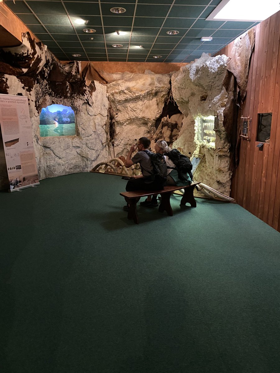 #tourisme Pour vos vacances, partez à la découverte de nos ancêtres à Préhistorama - Châtelperron 
Suite à la découverte de l'abri de "La Grotte des Fées" au XIXe siècle et des hommes de Néandertal qui vivaient là, Châtelperron fait de l'Allier un territoire préhistorique renommé