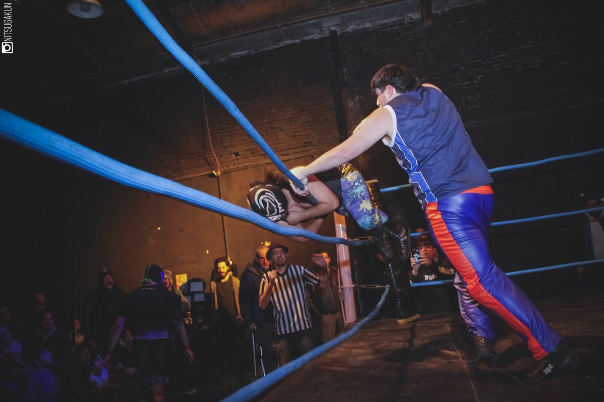 NuevaEraArg's tweet photo. 🎉 ¡#TobíasVerne sobrevive a la #BatallaReal y obtiene una oportunidad titular! 🎉
💣 En #VacacionesDeInvierno tuvimos una Batalla Real compuesta por diez luchadores, entre ellos invitados de @RCWLatam y de #DueloDeLeyendas. https://t.co/PB6qREOm1w