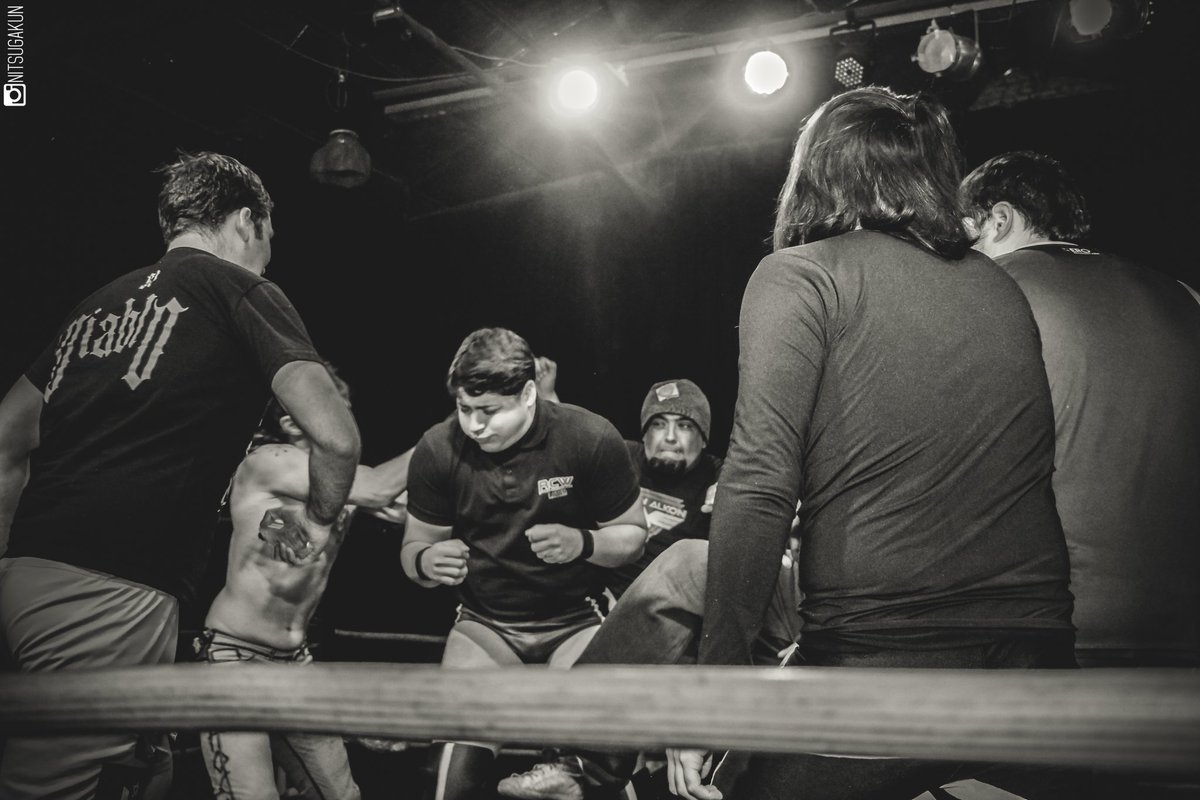 NuevaEraArg's tweet photo. 🎉 ¡#TobíasVerne sobrevive a la #BatallaReal y obtiene una oportunidad titular! 🎉
💣 En #VacacionesDeInvierno tuvimos una Batalla Real compuesta por diez luchadores, entre ellos invitados de @RCWLatam y de #DueloDeLeyendas. https://t.co/PB6qREOm1w