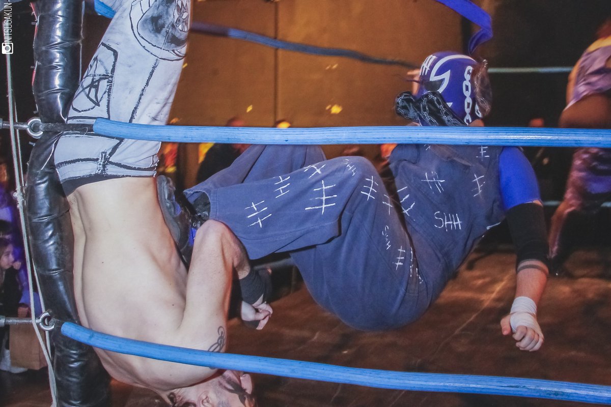 NuevaEraArg's tweet photo. 🎉 ¡#TobíasVerne sobrevive a la #BatallaReal y obtiene una oportunidad titular! 🎉
💣 En #VacacionesDeInvierno tuvimos una Batalla Real compuesta por diez luchadores, entre ellos invitados de @RCWLatam y de #DueloDeLeyendas. https://t.co/PB6qREOm1w