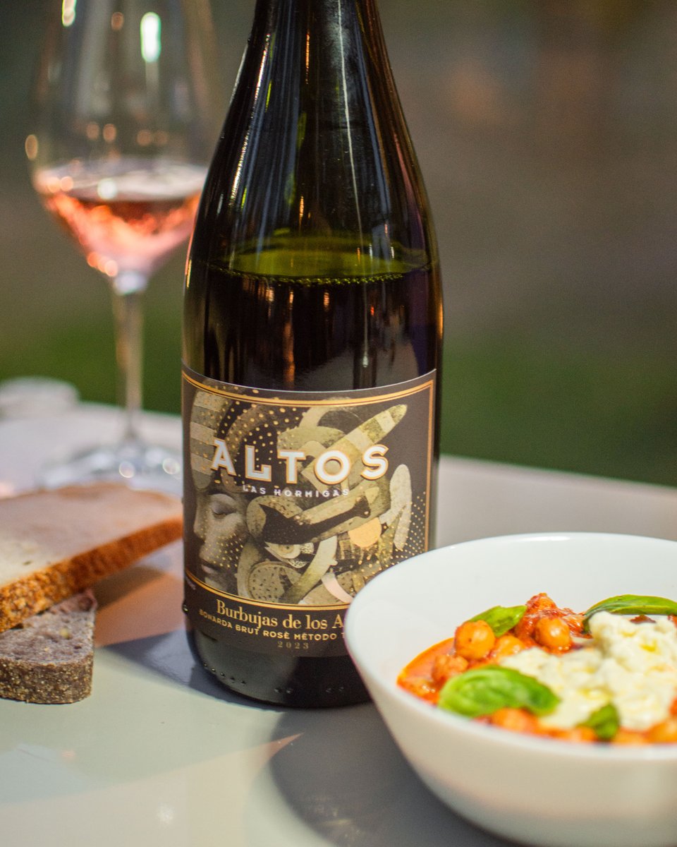 ⛰️ Burbujas de Los Andes es nuestro espumante elaborado con uvas Bonarda provenientes del Valle de Uco. Allí, los suelos con alto contenido de carbonato de calcio producen un vino con gran acidez y tensión.

🥂 ¡Brindemos por la Semana del Bonarda!

#semanadelbonarda #bonarda