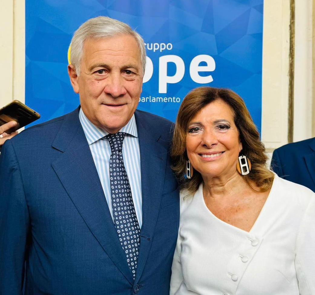 Maria Elisabetta Alberti Casellati (@min_casellati) on Twitter photo Buon compleanno <a href="/Antonio_Tajani/">Antonio Tajani</a>.
Grazie per l’impegno, la determinazione e la serietà con cui guidi <a href="/forza_italia/">Forza Italia</a> e rappresenti l’Italia in uno dei ruoli più importanti e delicati del governo. Tanti auguri🇮🇹 Buon compleanno <a href="/Antonio_Tajani/">Antonio Tajani</a>.
Grazie per l’impegno, la determinazione e la serietà con cui guidi <a href="/forza_italia/">Forza Italia</a> e rappresenti l’Italia in uno dei ruoli più importanti e delicati del governo. Tanti auguri🇮🇹