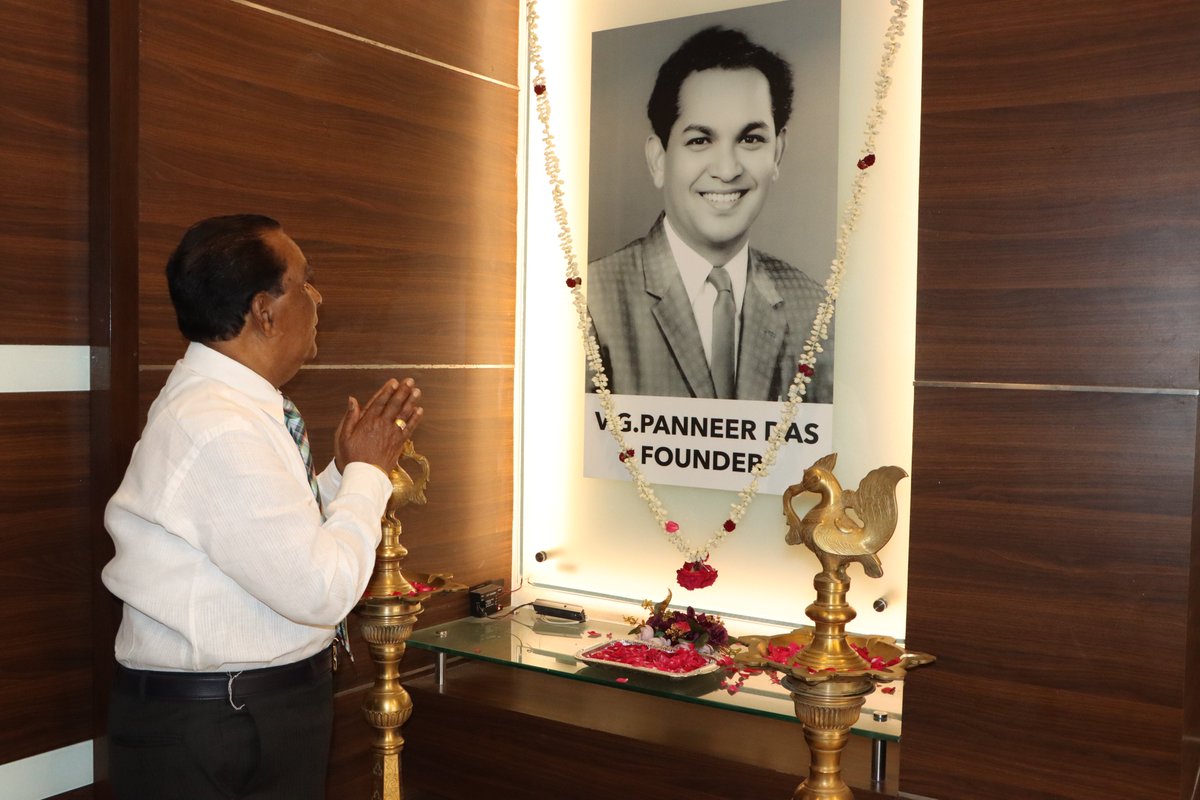 தொழில்மேதை  வி.ஜி.பன்னீர்தாஸ் அண்ணாச்சி அவர்களது 93ஆம் ஆண்டு பிறந்த நாளை முன்னிட்டு, அவர்களது நினைவிடத்தில், மலா் தூவி மரியாதை ....