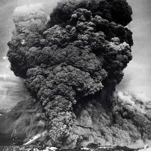 🌋 ¿Terremotos y volcanes están conectados? Tras el 8.8 en Kamchatka, el Kliuchevskói entró en erupción. En 🇨🇱 ocurrió en 1960: 38 hrs después del gran sismo, hizo erupción el Cordón Caulle. Jorge Romero, académico UOH explica cómo la corteza lo favoreció: l1nq.com/gyM9l