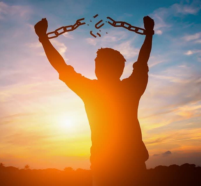 Bu gençlerde ki Mert Yazıcıoğlu hayranlığı nereden geliyor. Yurtdışında yüzüne bakılmayacak adama, Türkiye'de sırf zayıf ve eli yüzü temiz diye Yunan Tanrısı olarak bakılıyor. Mert Yazıcıoğlu yakışıklı değil!