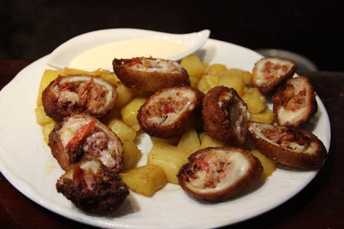 🌟¡Hoy en #BodegaGongora, te proponemos nuestro irresistible Flamenquín! 🍖🍣(lomo, jamón y queso) ¡Una verdadera explosión de sabores que no querrás perderte!🤤🍽️

☎️ 954221119 o 609542776
📌 bodegagongora.com

#restaurante #gastro #Sevilla #tapas #GastroSevilla #TDSGastro