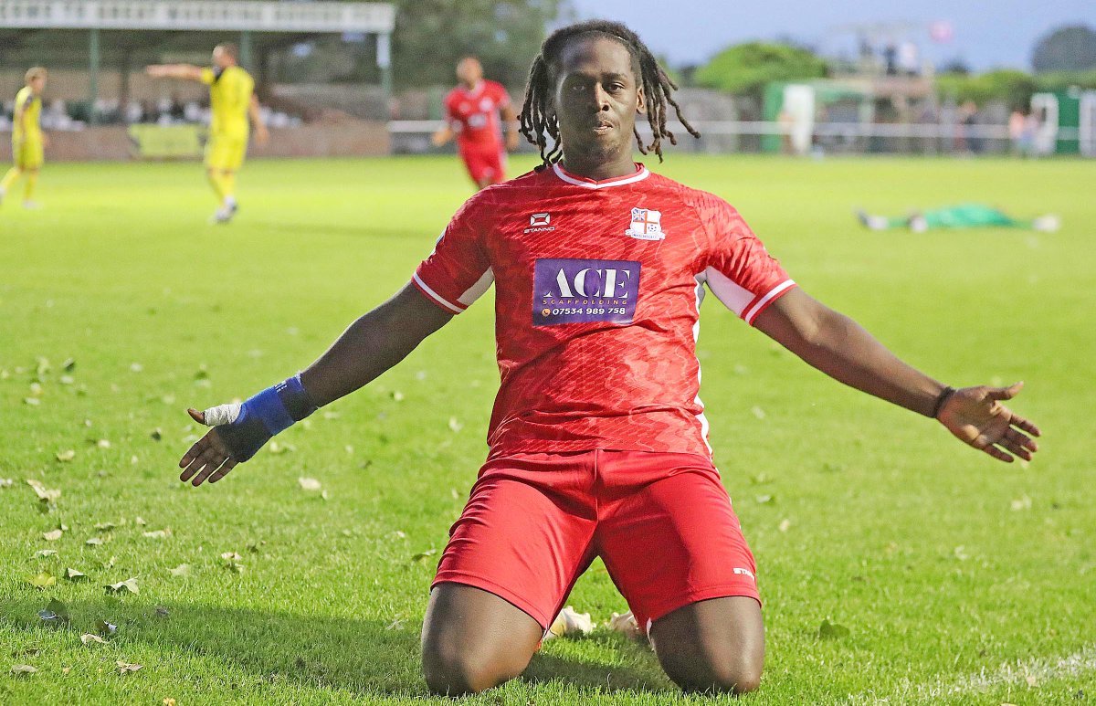 NickyHayesPhoto's tweet image. Our, @SxSports , Pics of the Week include @CJPhillips1982 enjoying a laugh with Dan from @Bright_Boots plus @pedro_mechack goal celebration for @ensign midweek along with @GusScottmorriss' Hand of Gus vs @charltonbrooker