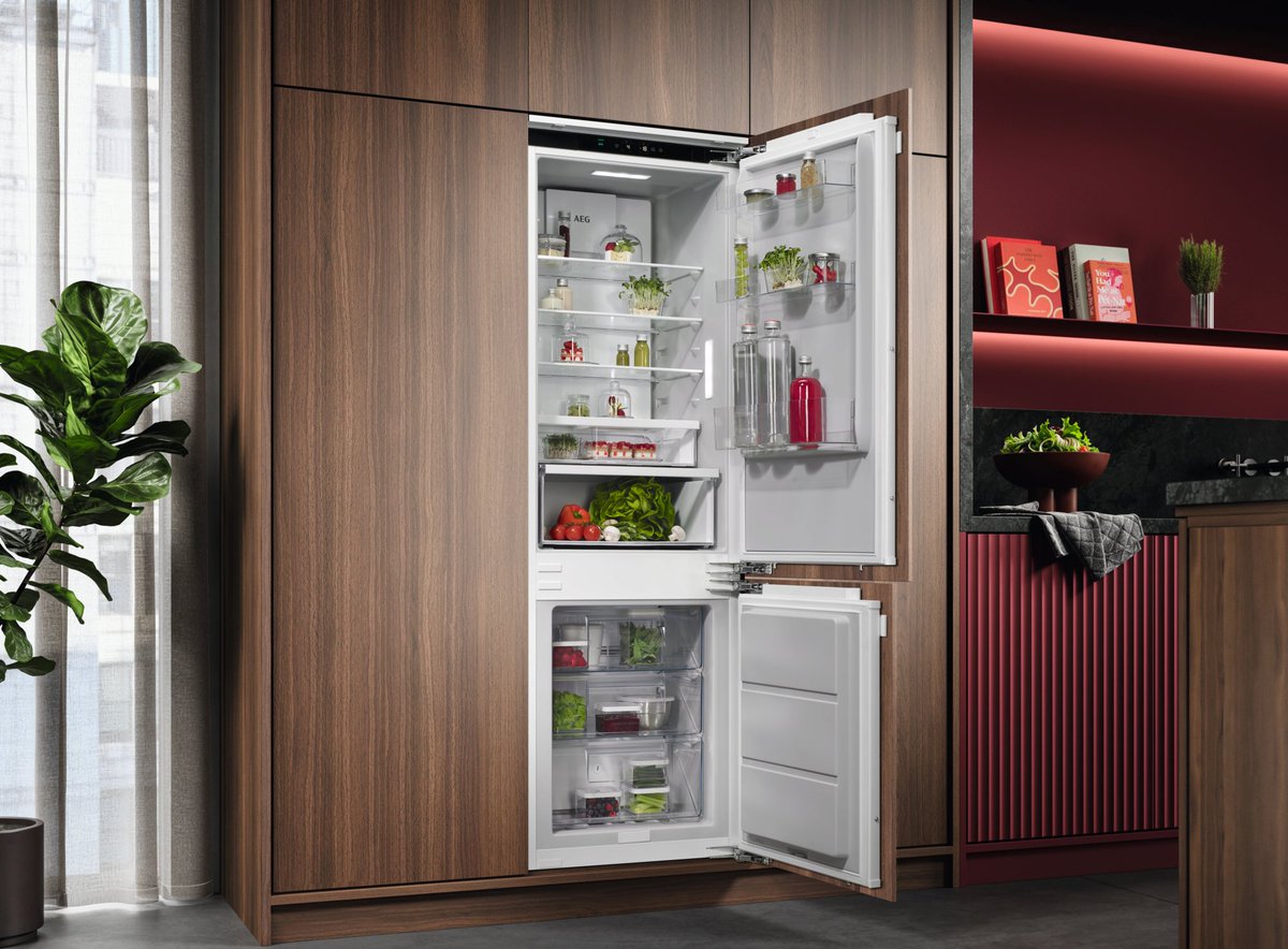 Estética que se integra contigo 🖤🍓

Nuestros frigoríficos AEG de integración mantienen tu cocina impecable y moderna sin renunciar a la tecnología más puntera.

Funcionalidad invisible.

#FrigoríficoIntegrado #DiseñoPremium #CocinaMinimal