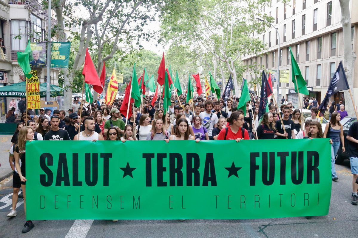 Atribuir el reciente dinamismo económico de Madrid en relación a Cataluña a su condición de capital plantea varios problemas:  

1) Cataluña fue más dinámica que Madrid durante el franquismo, cuando España era un país mucho más centralizado que hoy. 

Esa centralización no