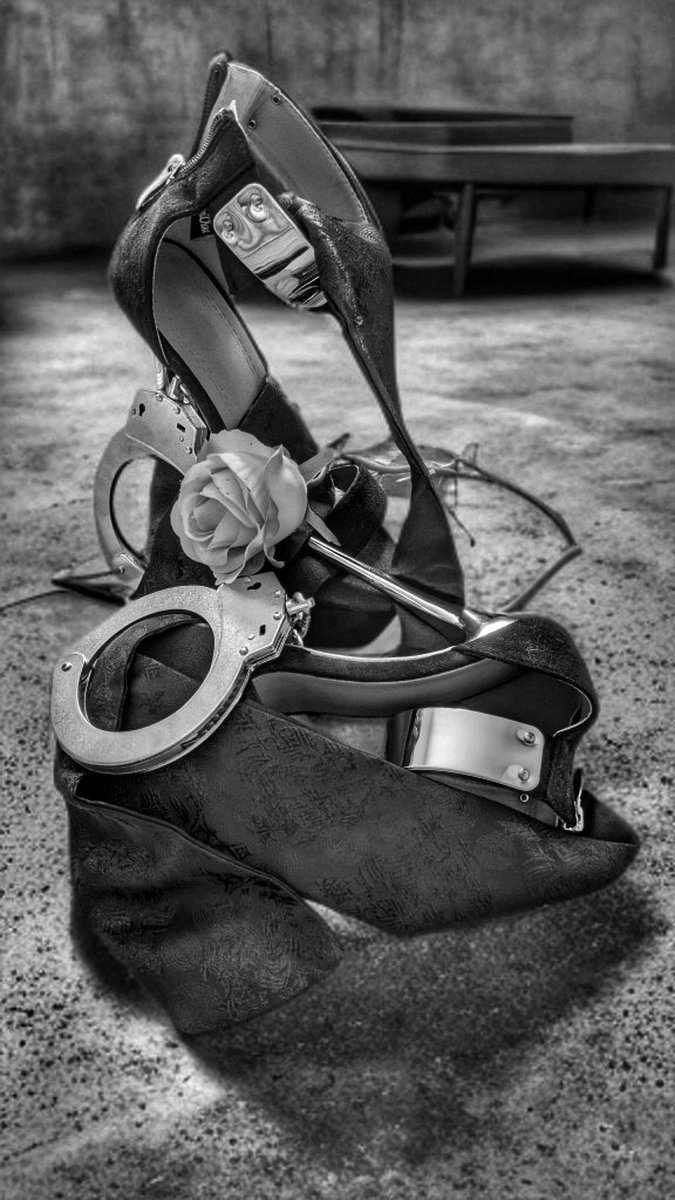 Sass gerade beim Kaffee und habe mir Gedanken darüber gemacht welches bzw vor allem was das Titelbild zu meinen ersten Buch sein soll.

Die Idee war im Kopf und die nötigen Requisiten sind vorhanden, also Kamera geschnappt und zack entstand das Titelbild 👌🏻

Das Buch, an dem ich