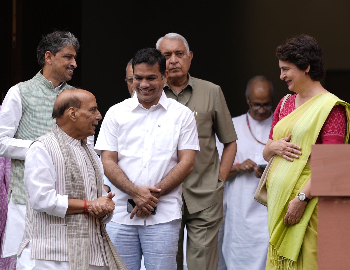 choudharyview's tweet image. आज की तस्वीर !
Defence Minister @rajnathsingh interacts with Congress MP @priyankagandhi
Vadra during the Monsoon session of Parliament, in New Delhi, Monday, Aug. 4, 2025. @HibiEden
@PTI_News
#monsoonsession2025 #parliamentsession2025