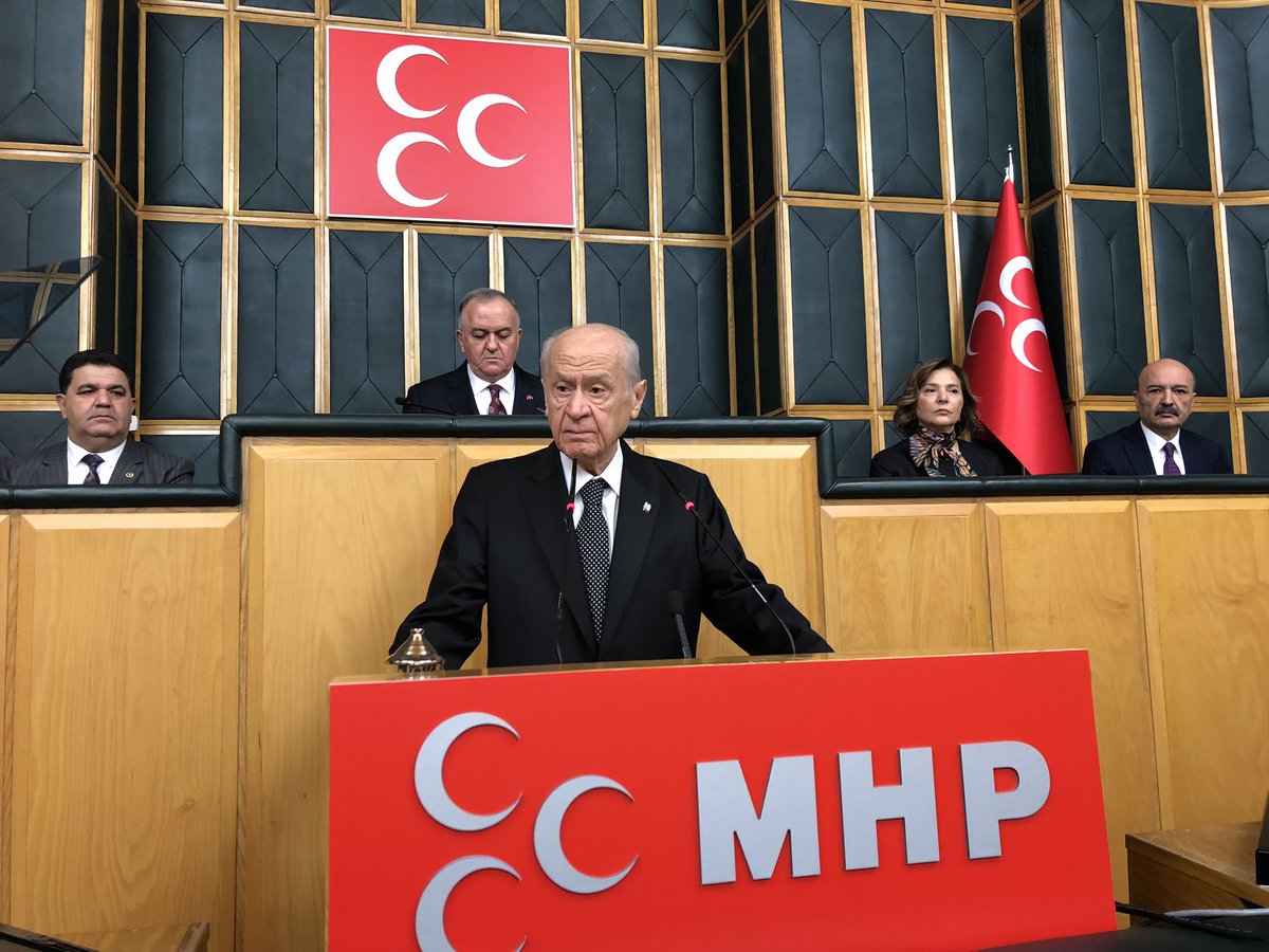 Siyaset, aklın ve ahlakın rehberliğinde, hayatın ve hadiselerin önünü kapatan sis bulutlarının dağıtılması, bunun yanı sıra konjoktürel sorunların sürüklediği çıkmaz sokaklardan çıkabilme başarı ve becerisidir.

Sorun çözme kültüründen muaf ve uzak ülkelerin kaotik çatışmaların,