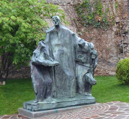 Antonio Oteiza maisu eta artista hil da, 99 urterekin. Gure herrian, Azpeitian, lan bat baino gehiago utzi zizkigun. San Inazioaren bizitzaren pasarte hainbat jasotzen dituzten piezak, Forjador eskultura edota Azpeitiko Zezen Plazaren mendeurrenean buruturikoa. 

Gugan Bego!