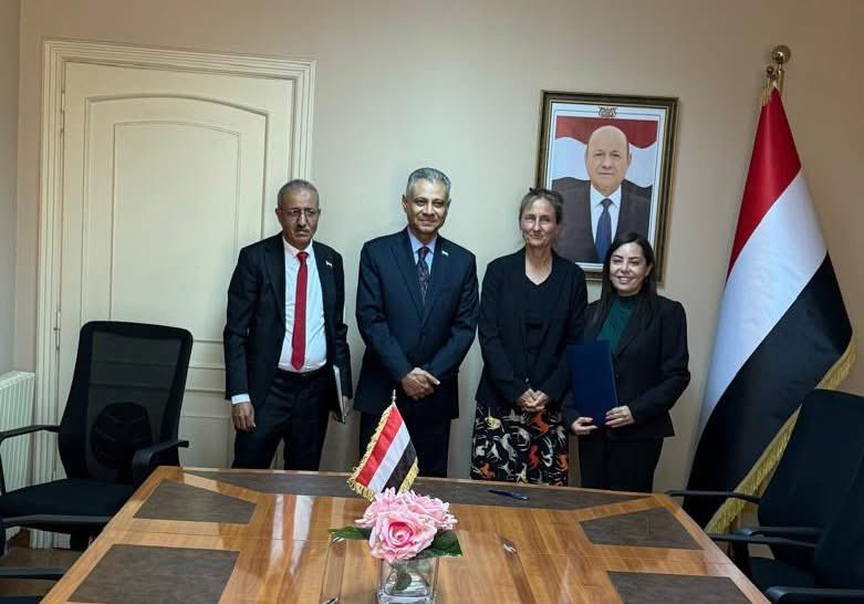 تم في عمّان توقيع اتفاقية تعاون مجددة بين <a href="/PenalReformInt/">Penal Reform International (PRI)</a> ووزارة الداخلية اليمنية لتعزيز قدرات الشرطة النسائية، وإنشاء إدارة للجرائم السيبرانية، وفرع لمدرسة الشرطة في عدن، بما يعزز العدالة القائمة على حقوق الإنسان والاستجابة لقضايا النوع الاجتماعي. #اليمن #الأردن