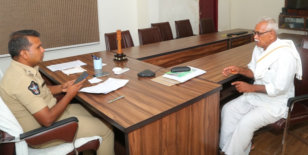 police_guntur's tweet image. //ప్రజల సమస్యలకు త్వరిత పరిష్కారం ఇవ్వాలి – జిల్లా ఎస్పీ శ్రీ సతీష్ కుమార్, ఐపీఎస్ గారు.//
@APPOLICE100
@HomeMinisterAP
@AndhraPradeshCM
@APDeputyCMO
#grivence
#ProblemResolution
#PublicSafety
#SmartPolicing
#WomenSafety
#PoliceOnDuty
#CrimeFreeGuntur
#GunturPolice