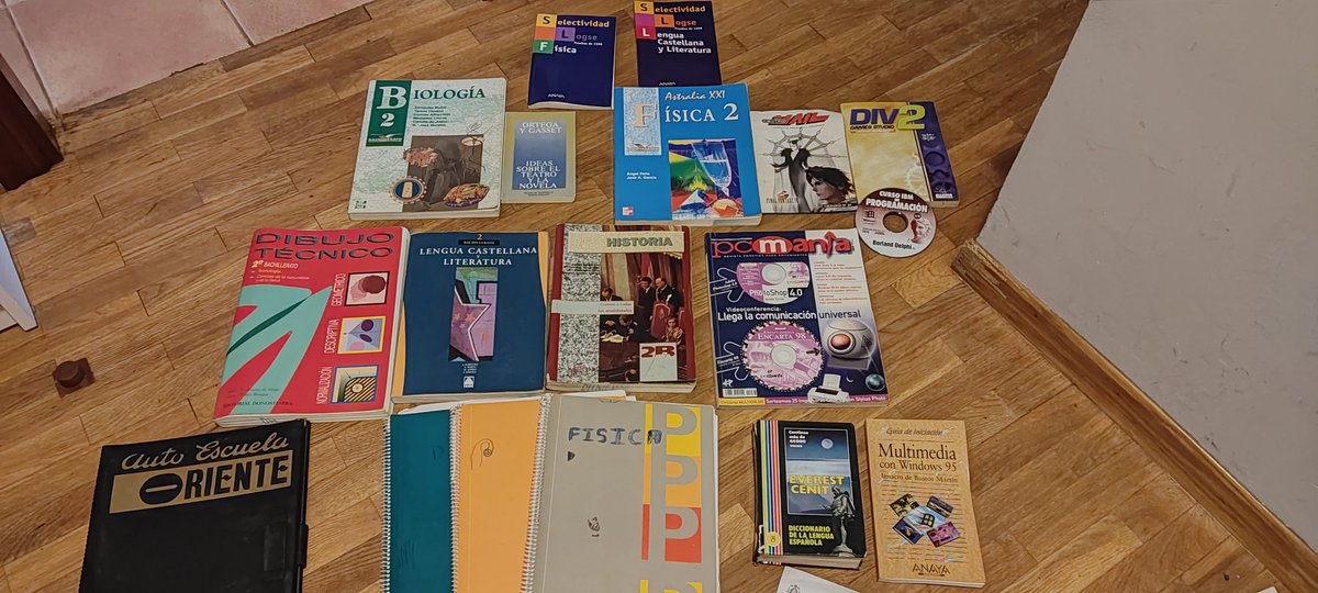 He ido a visitar a mi madre y me pidió revisar una vieja caja con cosas mías. Dentro encontré pedacitos de mi último año en Llanes, corría el año 1999, tenía 17 años y cursaba segundo de bachillerato. Una auténtica cápsula del tiempo.