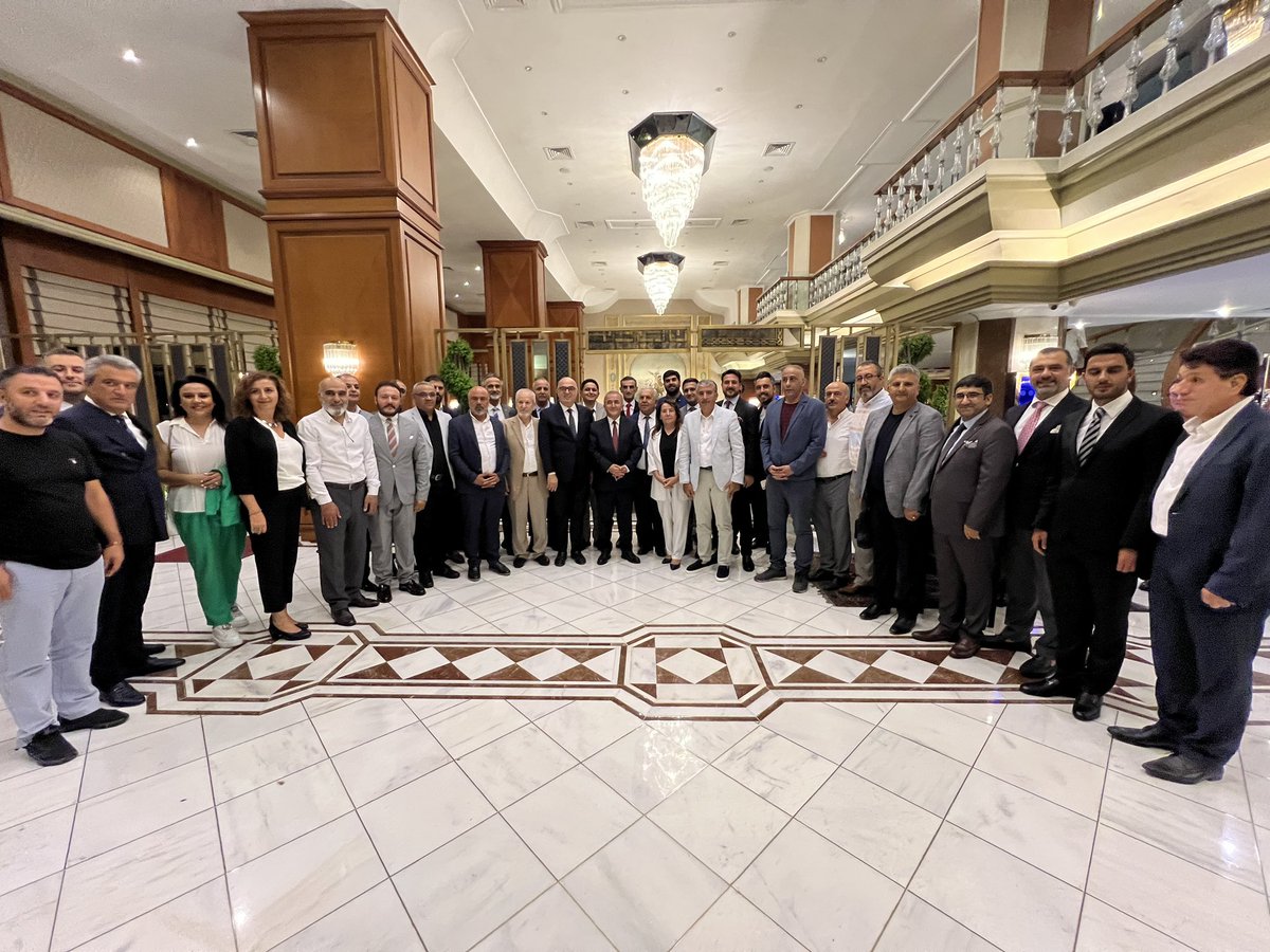 Elazığ Valisi Numan Hatipoğlu, Akgün Otel’de düzenlenen programda ELFED’i ziyaret etti. Baskil Belediye Başkanı Tuncer Turus, ELFED YK üyeleri ve dernek başkanlarının da katıldığı buluşmada şehrin öncelikleri ve iş birliği imkânları ele alındı. <a href="/elazig_valiligi/">T.C. Elazığ Valiliği</a> #elfed #elazığ