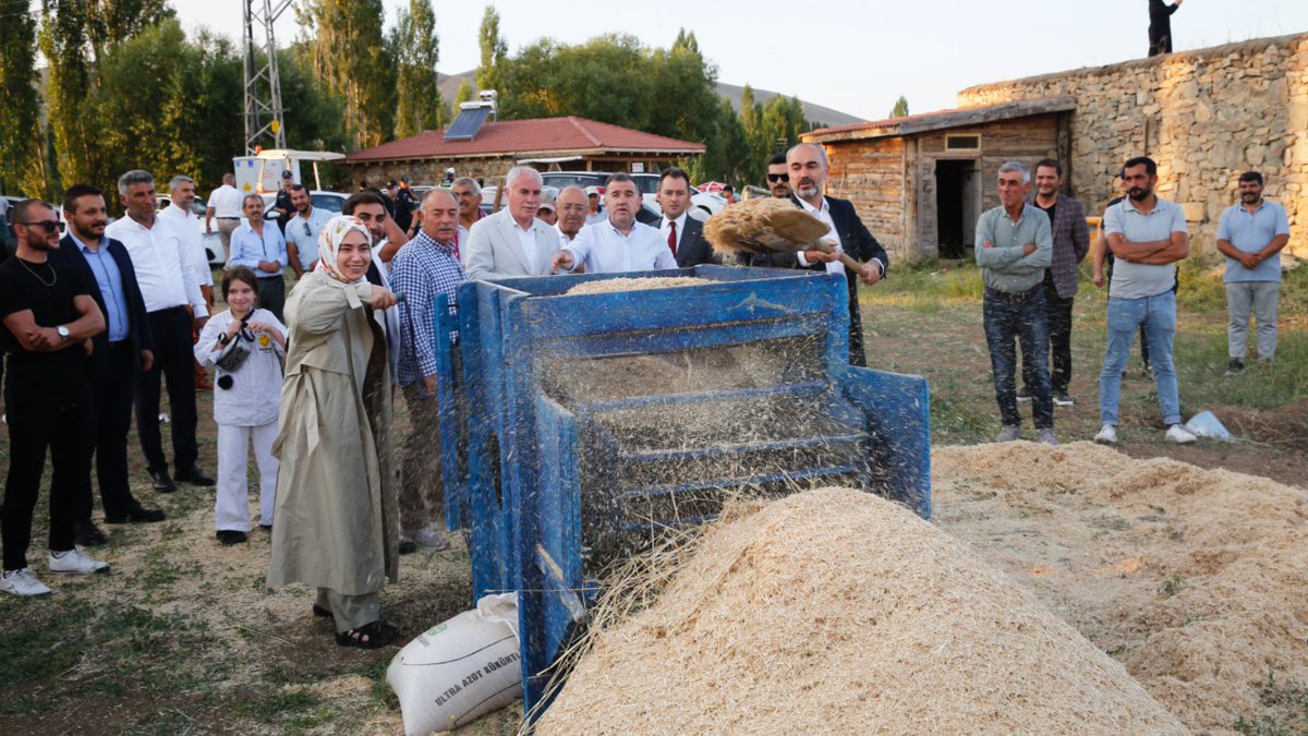 Bugün Kenan Yavuz Etnoğrafya Müzesinin ev sahipliğinde düzenlenen geleneksel Hasat Şenliğinde, Anadolu’nun bereketini ve dayanışma ruhunu hep birlikte yaşadık. 🌾

Buğday biçtik, döven sürdük, türküler söyledik... Kültürel mirasımızı yaşatarak geleceğe taşımanın gururunu