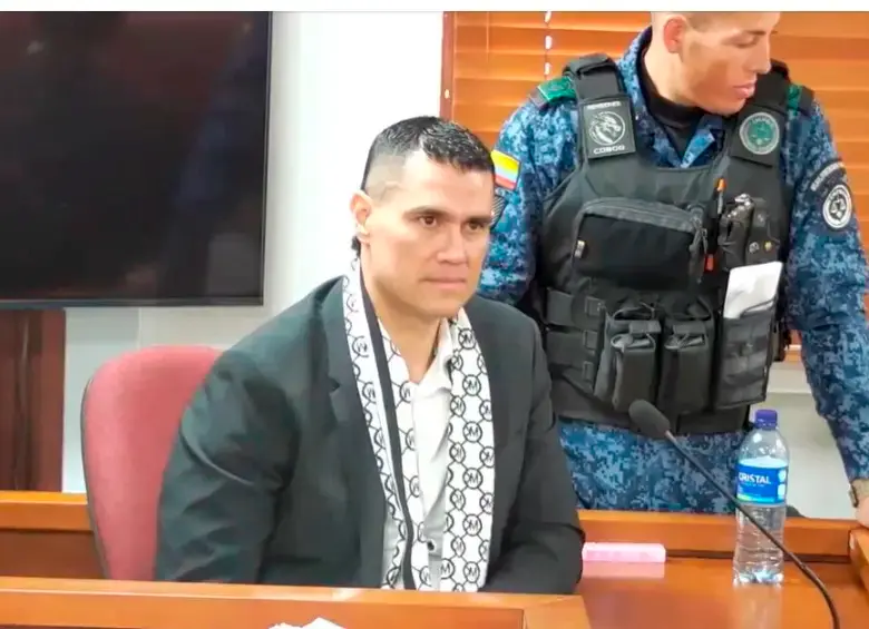Horadelaverdad's tweet photo. "La juez sostiene que Monsalve conocía a Uribe y era paramilitar del Bloque Metro, pese a que en el expediente él mismo admite que solo lo vio en reuniones públicas y que la Fiscalía y Justicia y Paz confirmaron que no figura como paramilitar." @RafaNietoLoaiza
👇👇
https://t.co/1zReFHGA3S