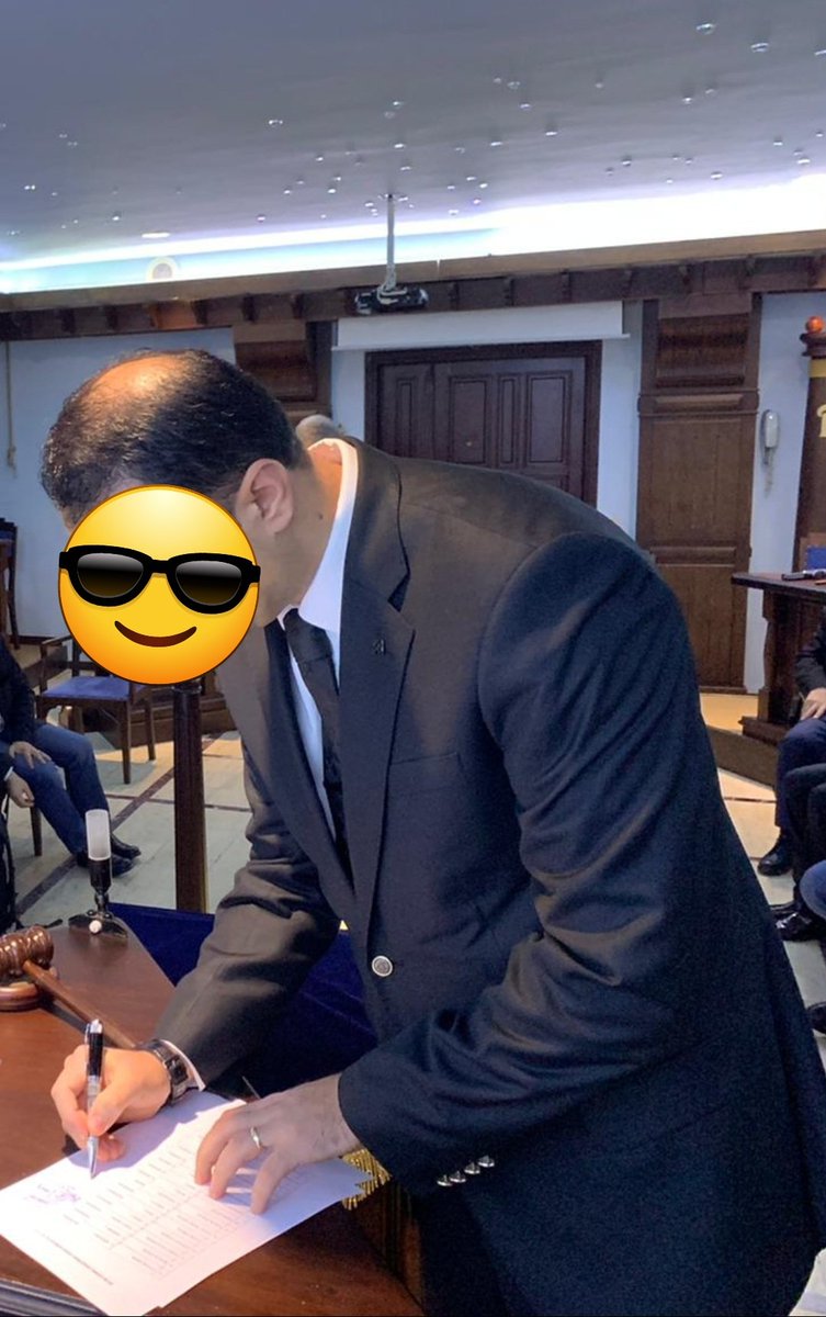 Araştırma iki türlüdür. Yurtdışında üniversitelerde Araştırma Kürsüleri vardır. Genellikle Tarih bölümlerinde olur, Masonoloji başlığını kullanırlar.

Buradaki araştırmacıların Mason olması gibi bir şartı yoktur. Hatta çok meşhur Masonluk araştırmaları yapan hariciler vardır.