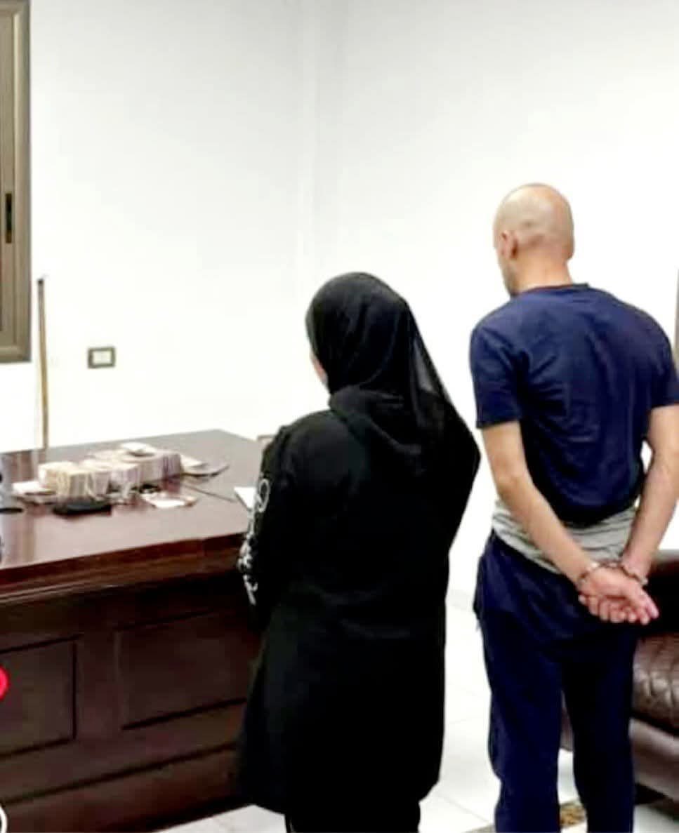 صورة تجمع الخادمة وزوجها قاتل ديالا صلحي بقبضة رجال الأمن العام في دمشق.