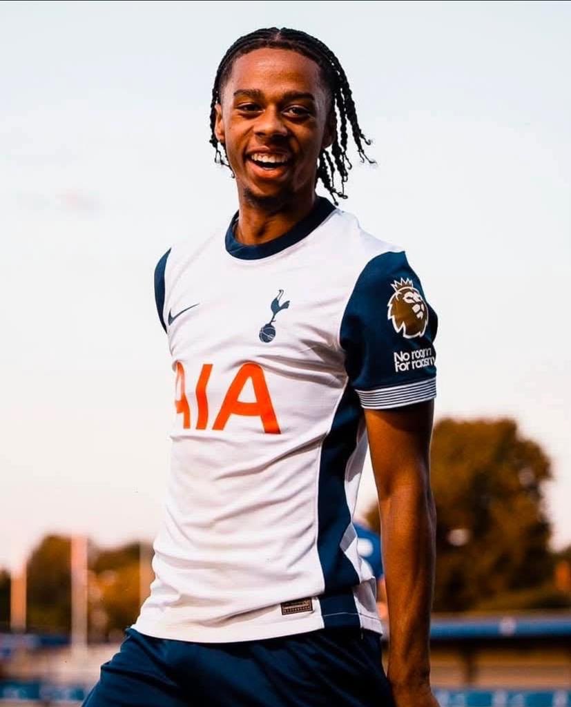 TheNottsReport's tweet image. 🚨𝗧𝗿𝗮𝗻𝘀𝗳𝗲𝗿 | #Notts have completed the loan signing of highly-rated Spurs central midfielder, Tyrese Hall (19).

Championship &amp;amp; League One clubs were also in for him in August, as per @SportsPeteO reported.

Welcome to Notts! ⚫️⚪️