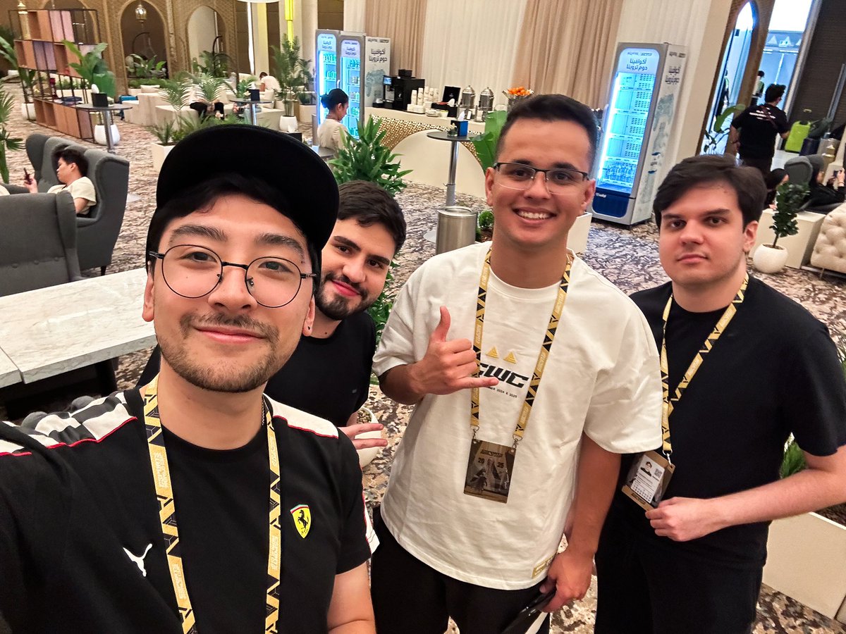 nikih (@nicolasseydi) on Twitter photo 4 anos depois me encontrei com a tropa da FaZe ❤️ 4 anos depois me encontrei com a tropa da FaZe ❤️