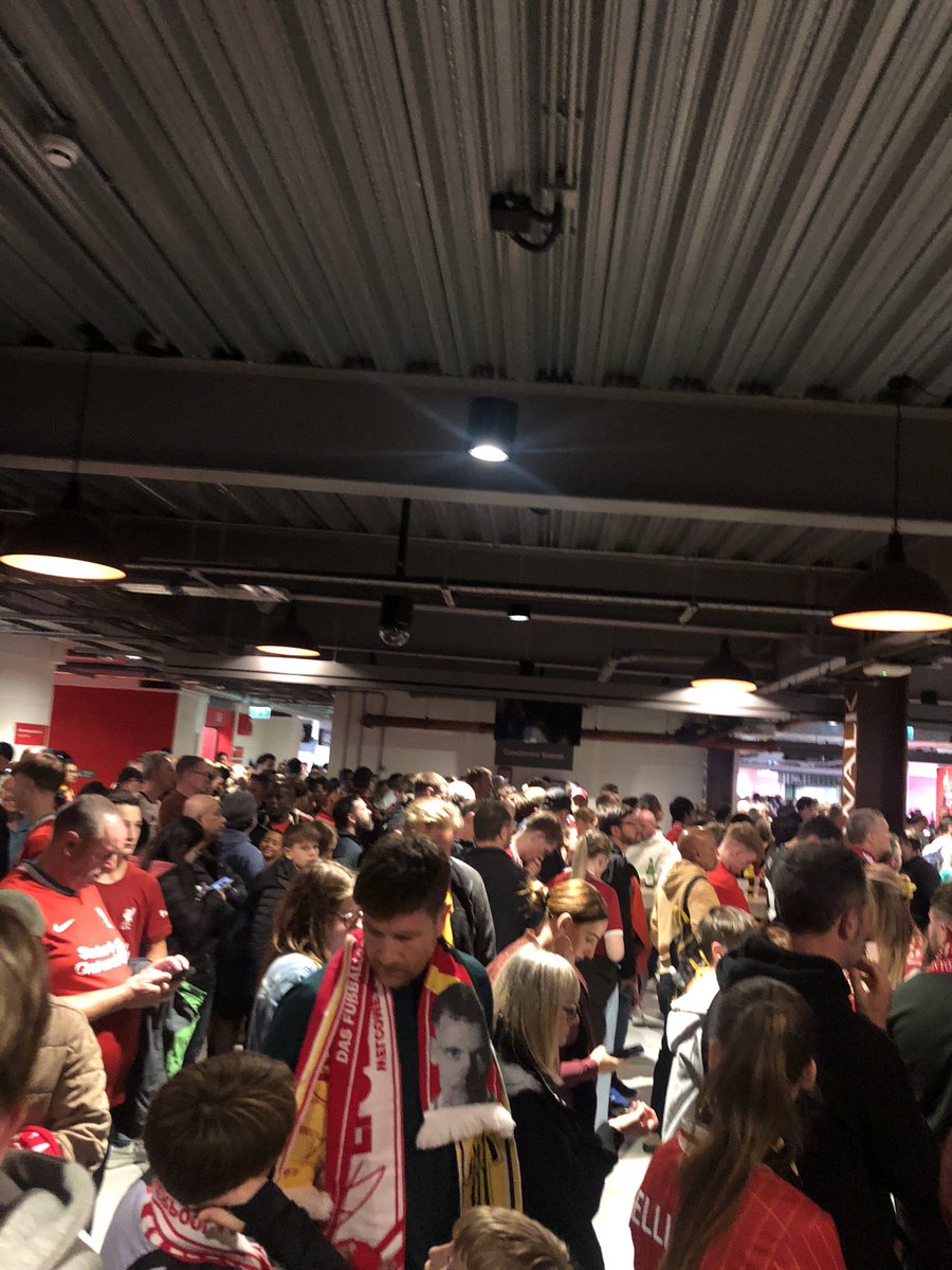 Nice one Liverpool. Queued for 40 mins. Nowhere near the front and people sacking it off because you’re running out of food. This means more 🤦‍♂️ #LFC #LFCAthletic #shambles