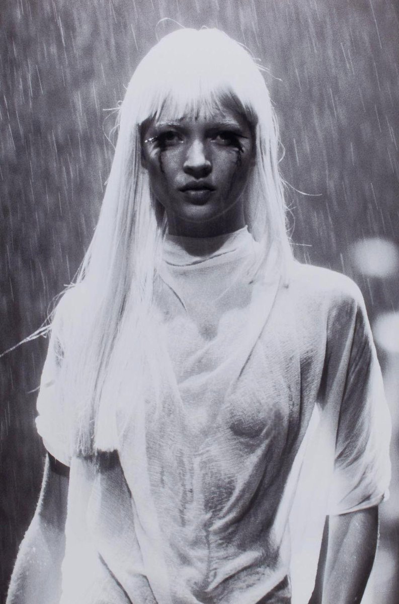 pYSLrada's tweet image. Kate Moss for Alexander McQueen (1998)
