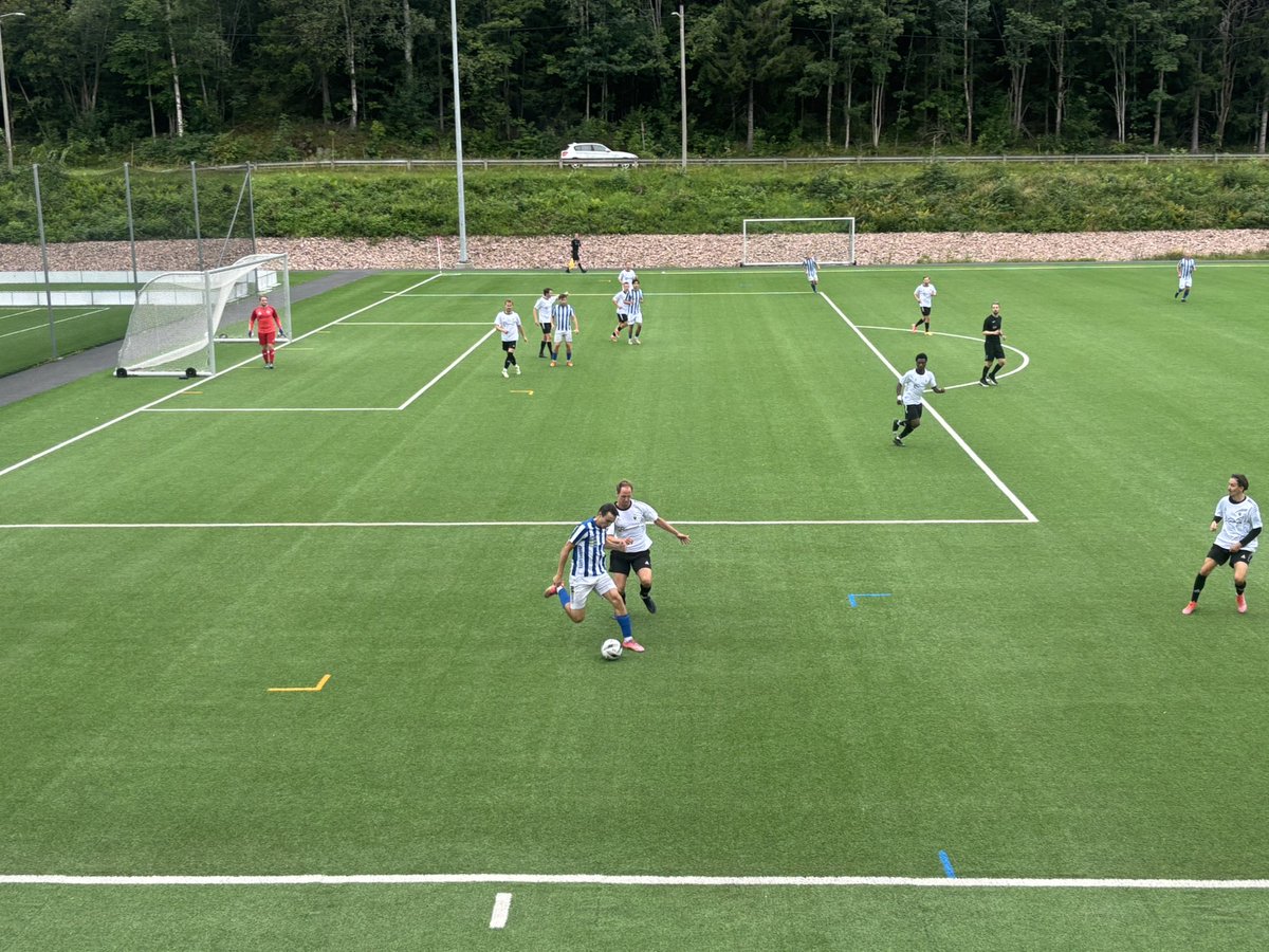 Tur til 4. divisjon Buskerud og kampen mellom tabellnaboene Sætre IF Graabein og Åssiden IF 2. Graabein stadion ligger midt i skogen og varter opp med en hyggelig liten tribune og et fint klubbhus. Bra banehopperoppmøte. Graabein scoret 3-2-seiersmålet på overtid. #groundhopping