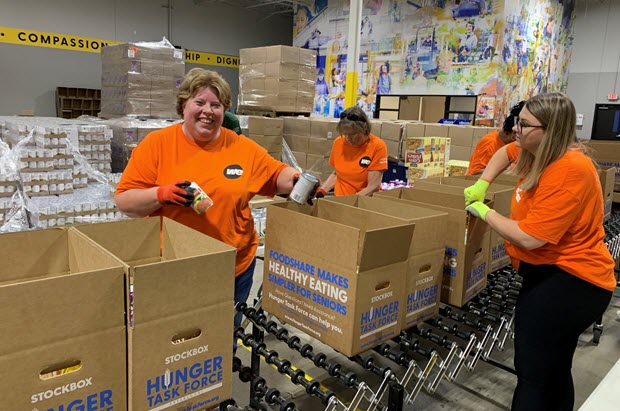 We Energies (@we_energies) on Twitter photo We Energies employees rolled up their sleeves to help those in need. 💪
They volunteered to sort and box food for families, seniors, and local shelters as part of our company’s goal to support the communities we serve.
<a href="/FeedAmericaWI/">Feeding America Eastern Wisconsin</a>
<a href="/hungertaskforce/">Hunger Task Force</a> We Energies employees rolled up their sleeves to help those in need. 💪
They volunteered to sort and box food for families, seniors, and local shelters as part of our company’s goal to support the communities we serve.
<a href="/FeedAmericaWI/">Feeding America Eastern Wisconsin</a>
<a href="/hungertaskforce/">Hunger Task Force</a>
