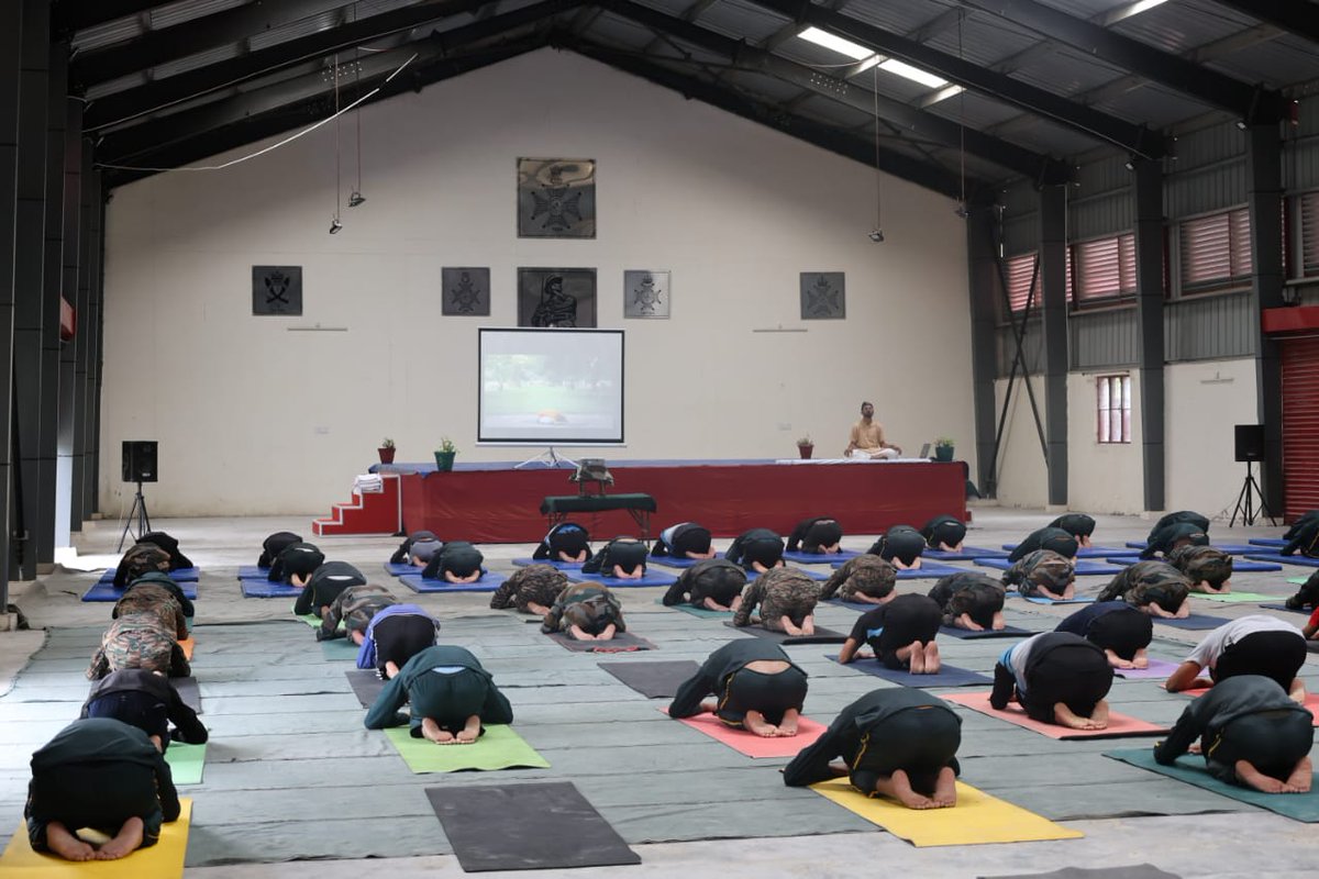 PRODefDehradun's tweet image. A 14 day Yoga Camp began on 31st July 2025 at #TheGarhwalRiflesRegimentalCentre #Lansdowne. All ranks, their families and the sports team are enthusiastically participating in the Yoga camp which will include yoga asanas, pranayama, and meditation promoting physical, mental and…