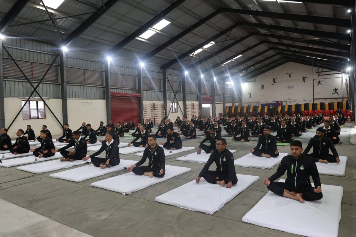 PRODefDehradun's tweet image. A 14 day Yoga Camp began on 31st July 2025 at #TheGarhwalRiflesRegimentalCentre #Lansdowne. All ranks, their families and the sports team are enthusiastically participating in the Yoga camp which will include yoga asanas, pranayama, and meditation promoting physical, mental and…