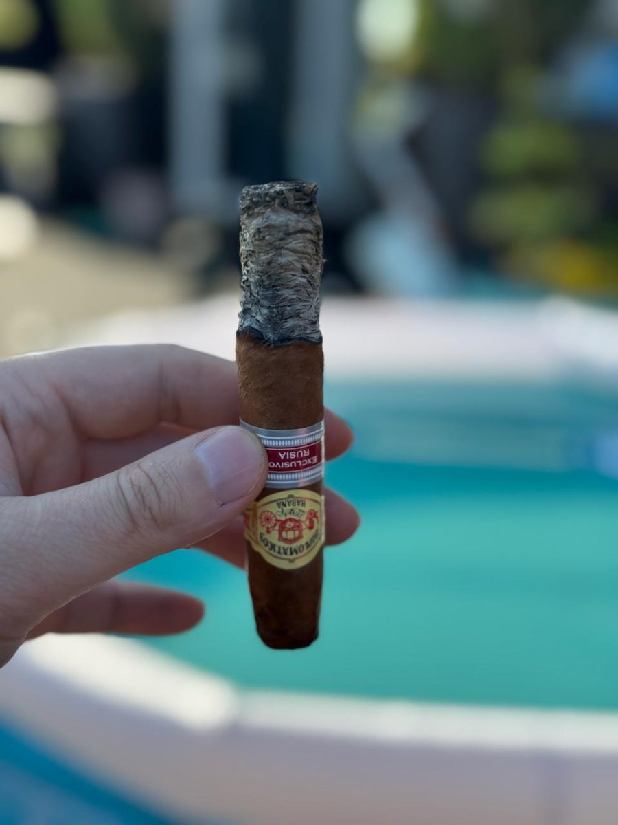 Вчера на вечер был Diplomaticos Protocolo Exclusivo Rusia — региональный релиз для России. Стартует легко с нотами осенней травы, затем раскрывается древесиной и перчинкой, а финал радует насыщенностью, кожей и орехом. С тягой повезло, часто жалуются. #Сигары #Diplomaticos