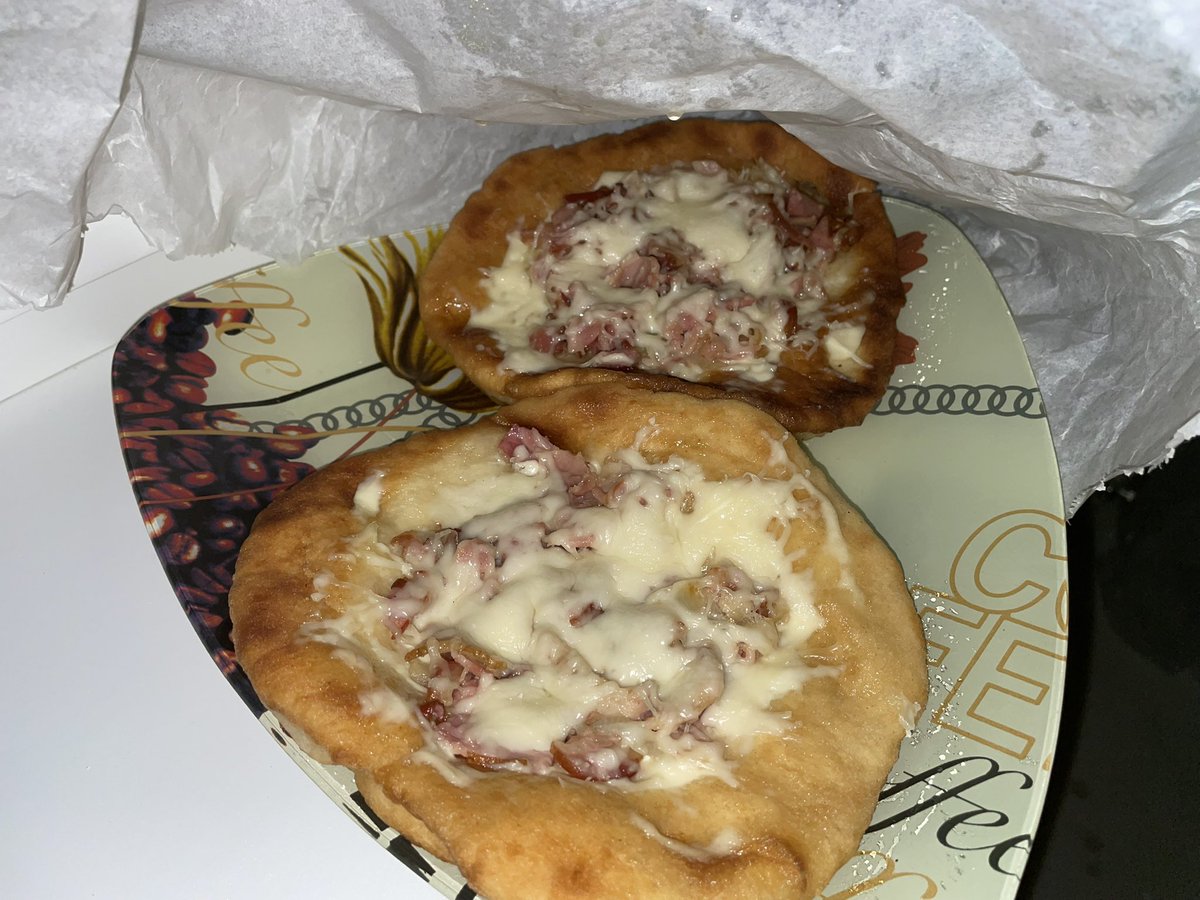 Prave mi priniesli Romovia so slovami: iiiiiiiii sme vam priňešli žeby sce žedli😁 langoši😁