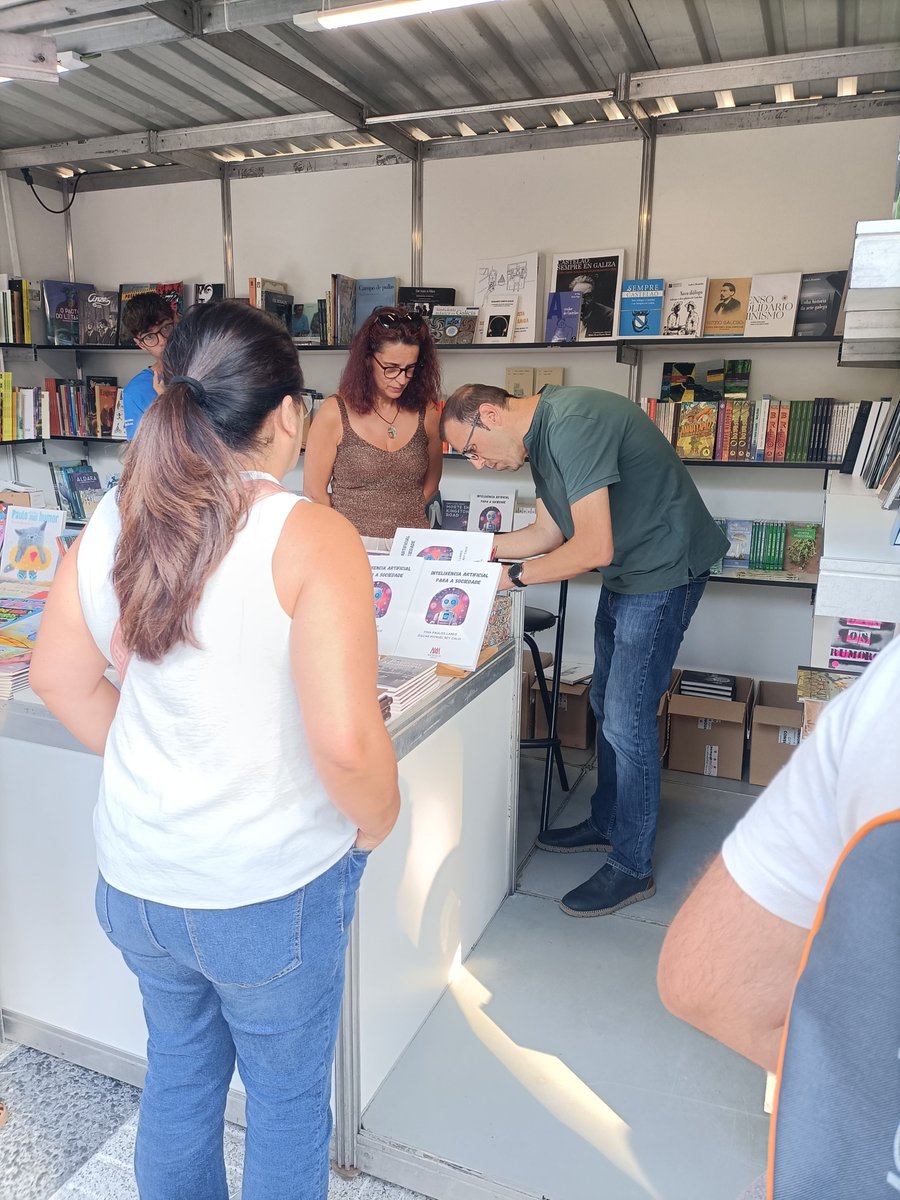 Gracias a los que ayer nos mostrasteis vuestro apoyo visitando la caseta <a href="/MeduliaE/">Medulia Editorial</a>  en la #feriadel libro