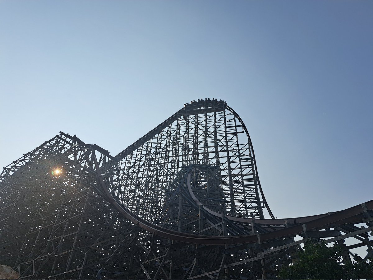 It might look the part but Steel Vengeance is the most painfully overrated coaster I've ever done. It has the pacing of a dead snail, especially after the mid course and for a 3pm ride barely even getting floater airtime on some of the hills is... something... what a let down :(