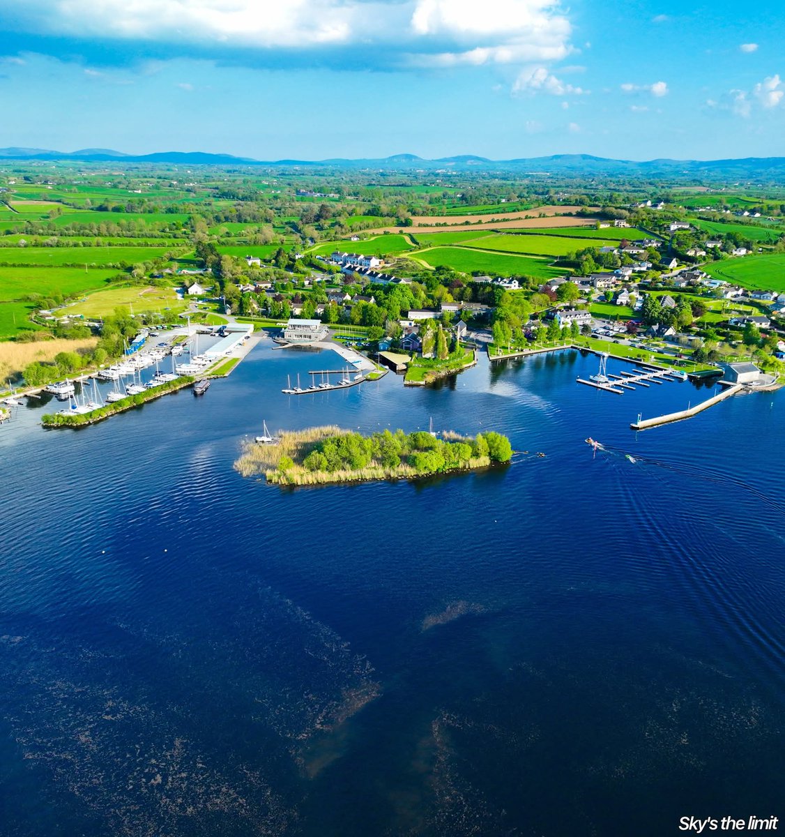 ThisIsIreland3's tweet image. Dromineer is a small, picturesque lakeside village in County Tipperary, known for its harbor along the shores of Lough Derg 🏞️☘️

📸 Sky&apos;s the limit (FB) 

#Keepdiscovering #Tipperary #Ireland #Dromineer #Lake #Loughderg