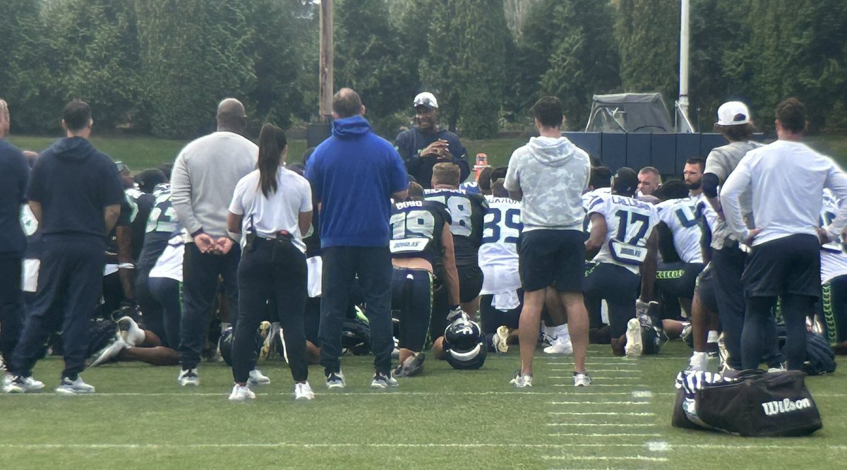 Leslie Frazier talking to #Seahawks following practice 11 of training camp. Head coach Mike Macdonald is not here today. No reason given yet why.